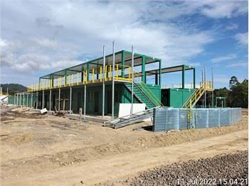 Nelielas dzīvojamās mājas ar plakanu iepakojumu